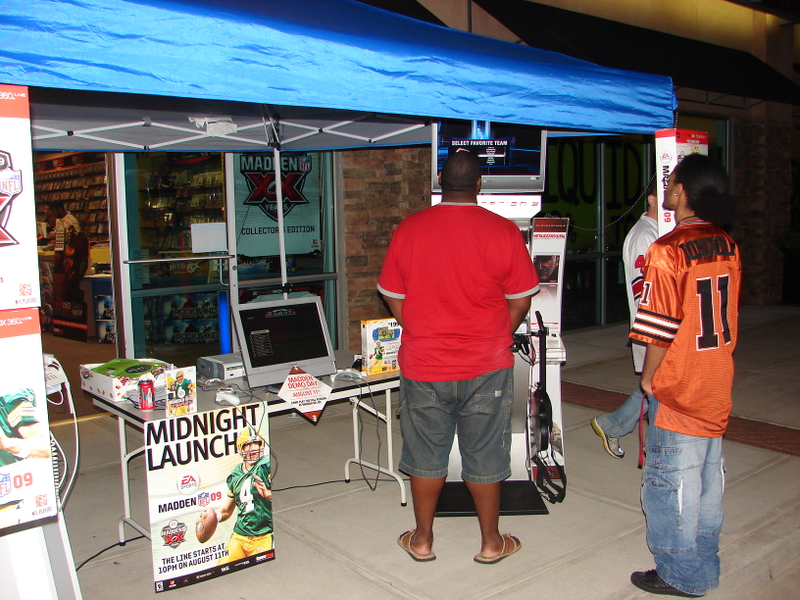 Illustration for article titled Madden 09 Launch - GameStop Goes The Extra Yard